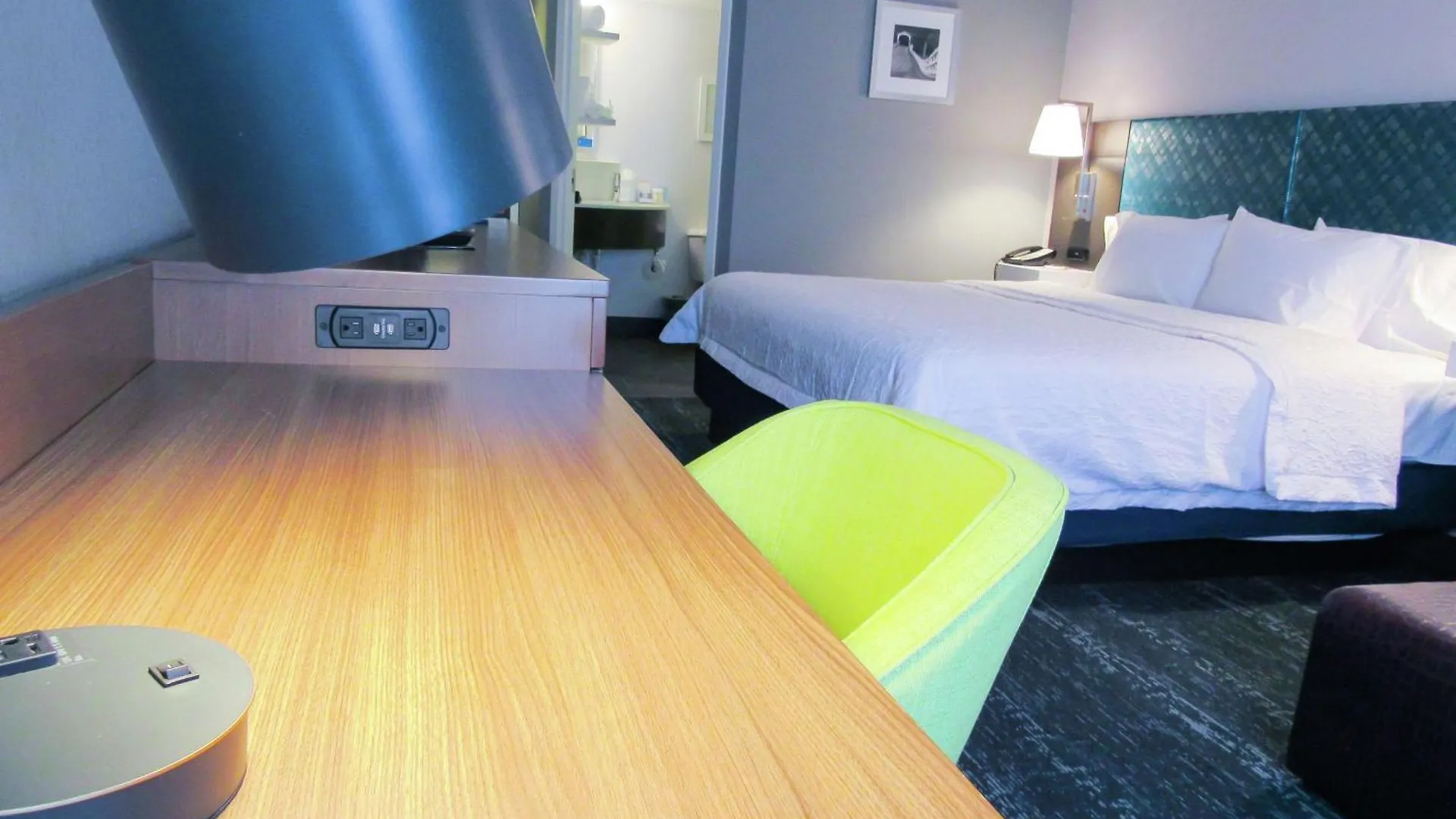 Hampton Inn & Suites Newtown Yardley Hotel