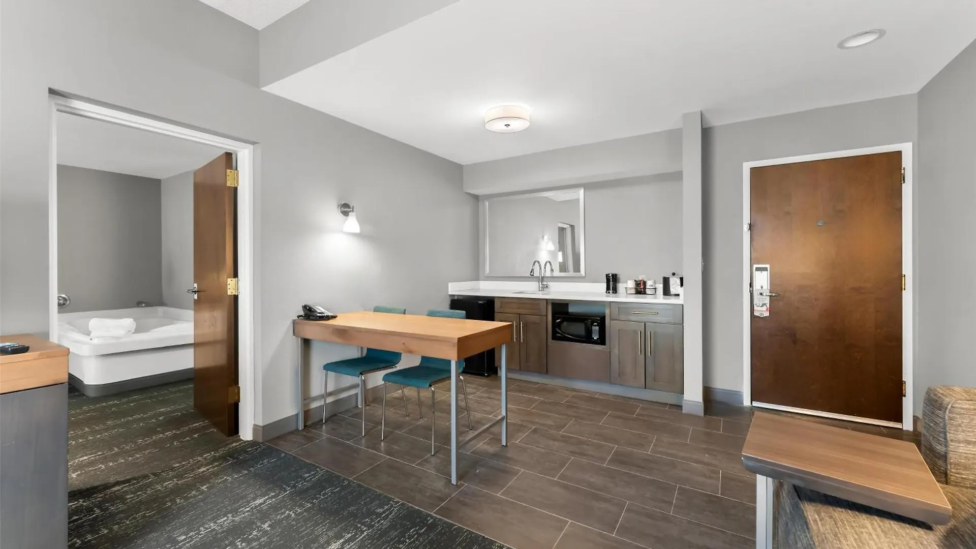 Hampton Inn & Suites Newtown Yardley Hotel
